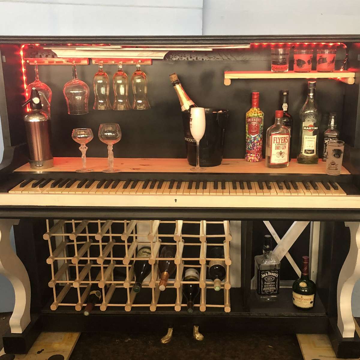 PIANO BAR LUMINEUX